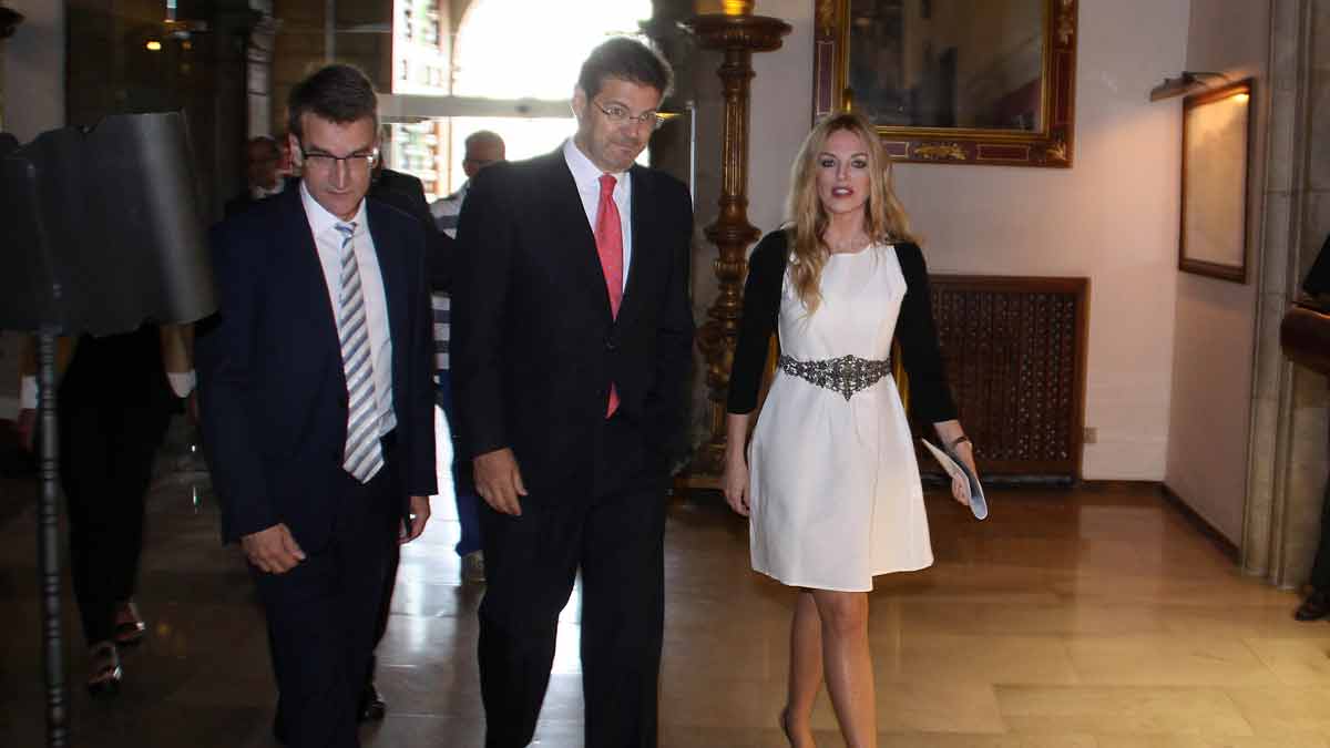 El ministro de Justicia, Rafael Catalá, acompañado por la Vocal del Consejo General del Poder Judicial, Mª. Ángeles Carmona. | ICAL