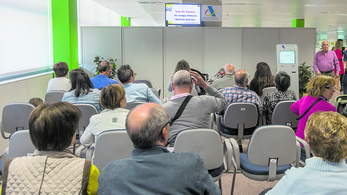 Un grupo de contribuyentes espera su turno en una de las oficinas de la Agencia Tributaria. | ICAL