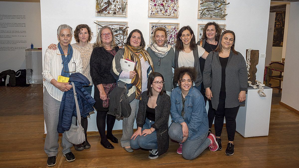 Alumnas y profesoras del curso de arte textil en la Casona de Villapérez. | VICENTE GARCÍA