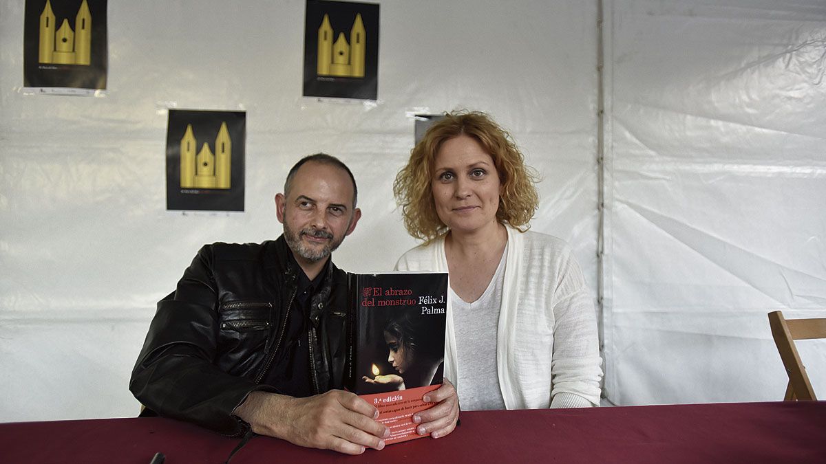 Félix J. Palma firmó ejemplares de su libro ‘El abrazo del monstruo’. | SAÚL ARÉN