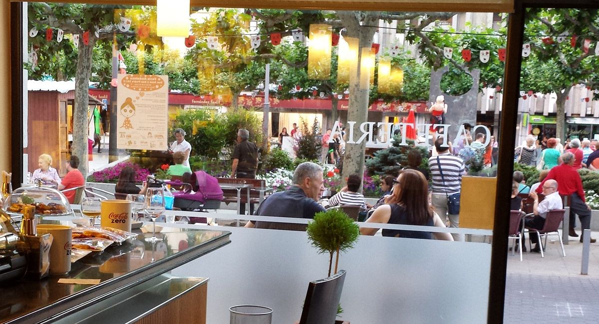 Interior y terraza de la Cafetería Colegio de Médicos, en la Plaza de las Cortes.