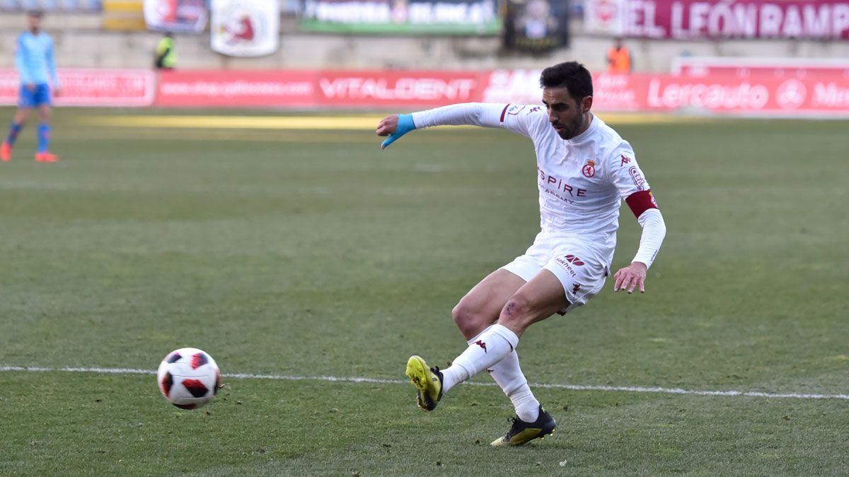 Víctor Díaz, durante un partido de esta temporada en el Reino. | SAÚL ARÉN