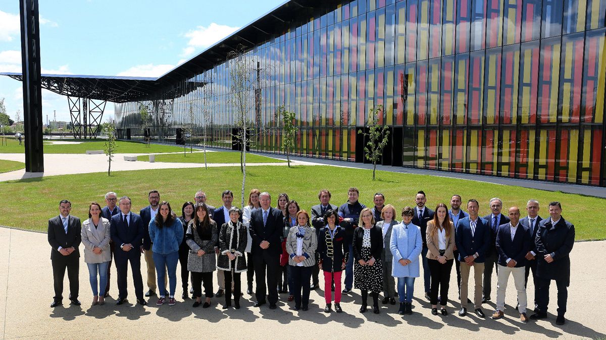Foto de familia de la candidatura del PP al Ayuntamiento de León frente al Palacio de Exposiciones. | L.N.C.