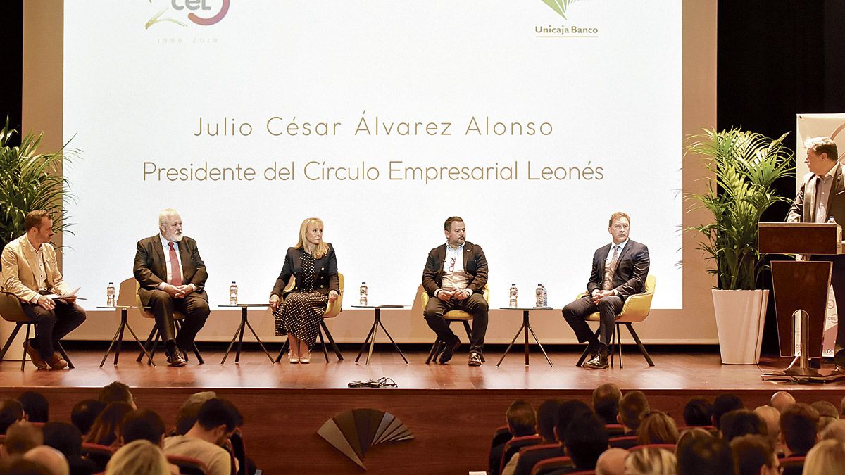 El debate sirvió para dar comienzo a los actos conmemorativos de los 20 años de la fundación del Círculo Empresarial Leonés. | SAÚL ARÉN