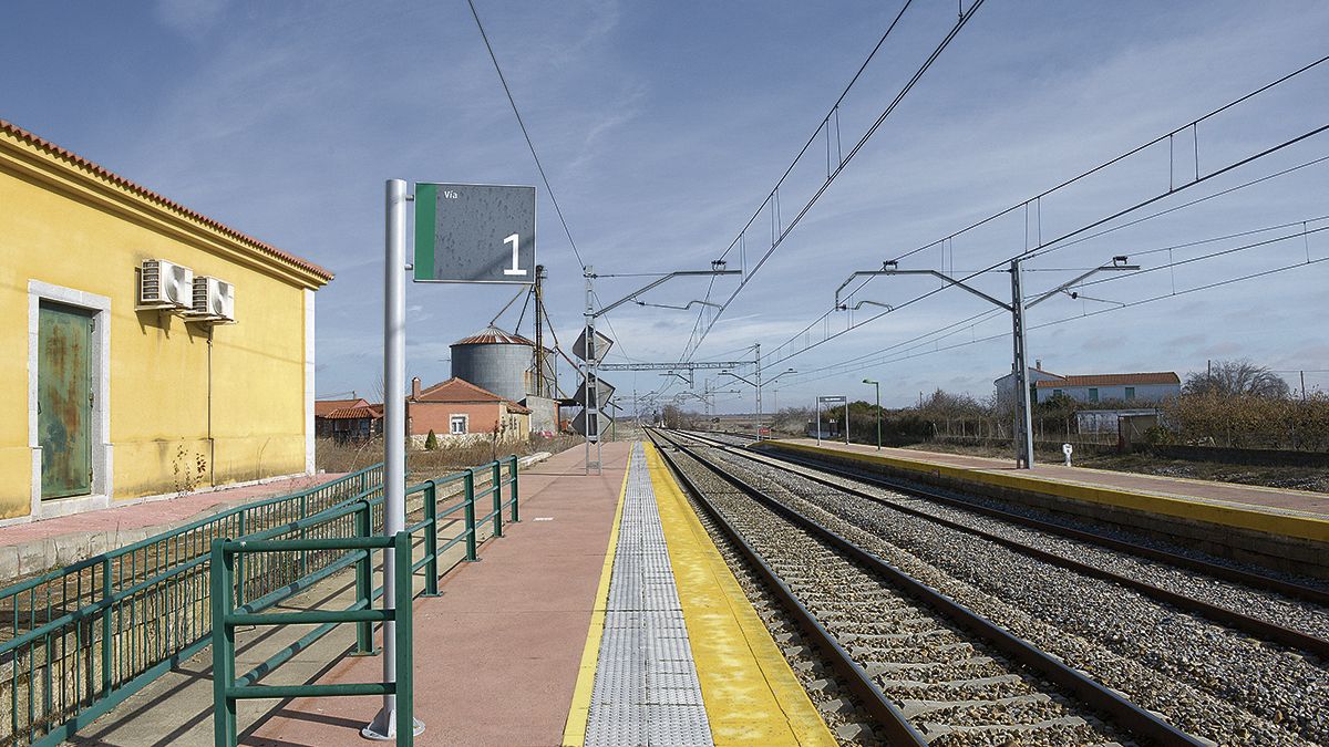 La estación de tren de Villadangos del Páramo, que deberá conectar con el polígono industrial. | MAURICIO PEÑA
