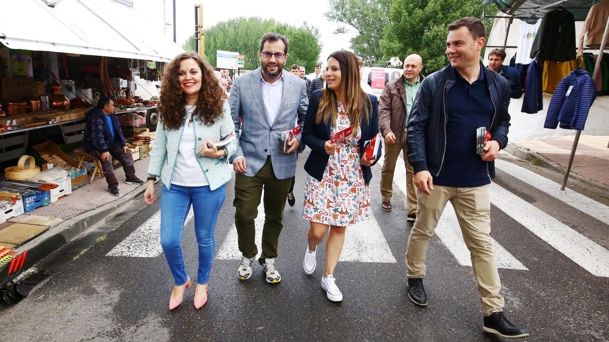 Silvia Cao, candidata del PSOE en Bembibre, García del Blanco, Nuria Rubio y Javier Alfonso Cendón, en el mercado bembibrense. | Ical