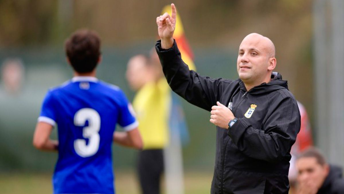 Javi Rozada da instrucciones durante un partido con el Oviedo Vetusta.| REAL OVIEDO