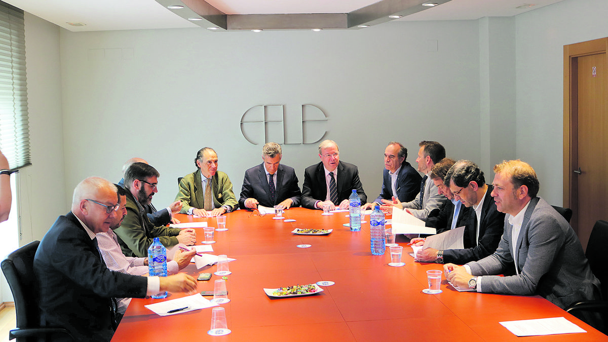 Imagen de la reunión que Silván ha mantenido con responsables de la Fele. | L.N.C. Imagen de la reunión que Silván ha mantenido con responsables de la Fele. | L.N.C.