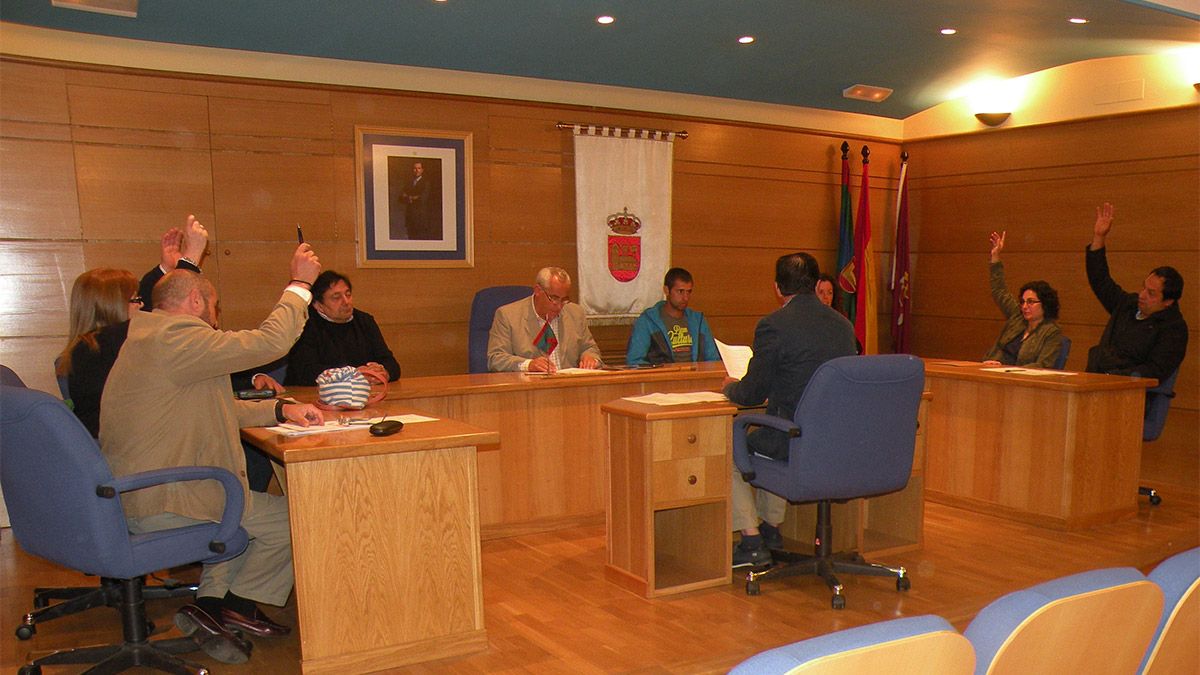 Pleno de toma de posesión de Villamanín, el primero de los convocados en la provincia este sábado de investiduras.