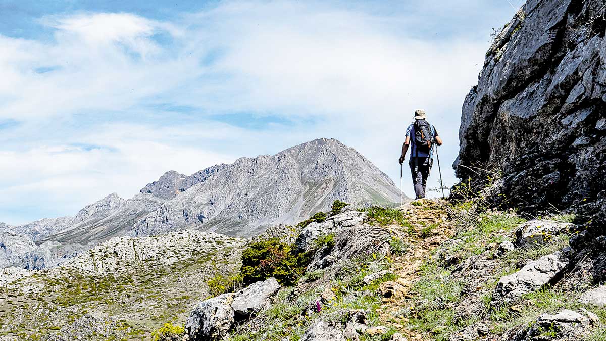 Subiendo con Peña Ubiña al fondo. | V.G.