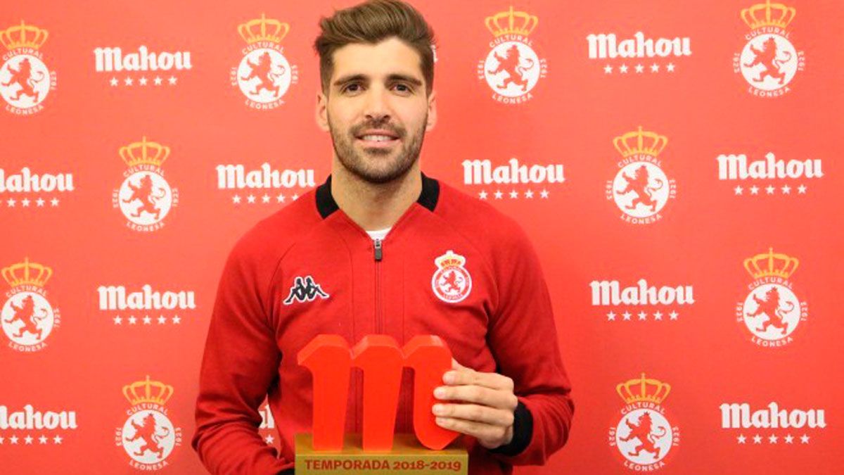 Iván González recibió el premio al mejor jugador de la temporada. | L.N.C.