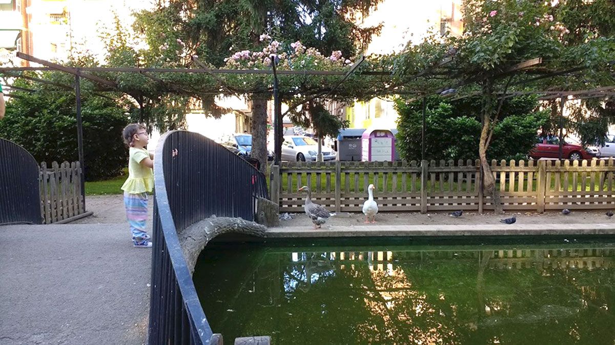 La pequeña Alejandra, en el parque en Ponferrada. | L.N.C.