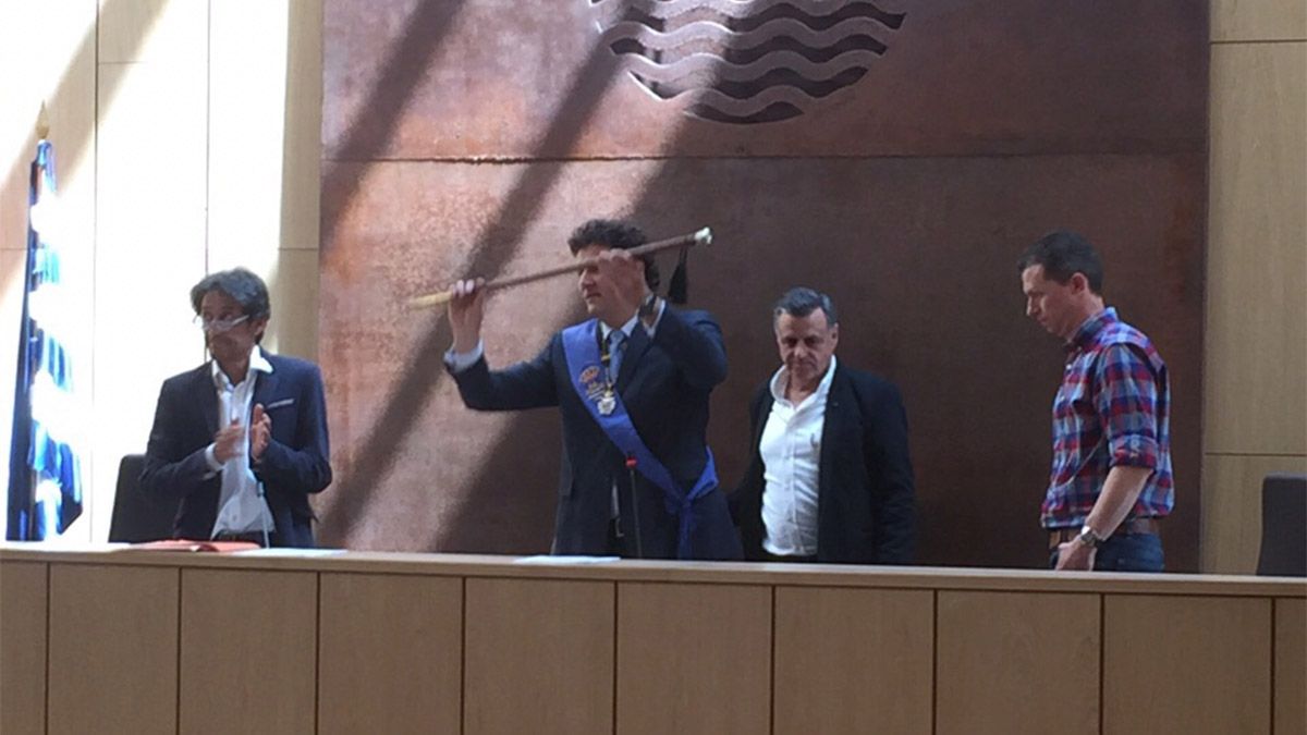 El recién elegido alcalde de Villaquilambre, Manuel García (PP), en el centro. El recién elegido alcalde de Villaquilambre, Manuel García (PP), en el centro.