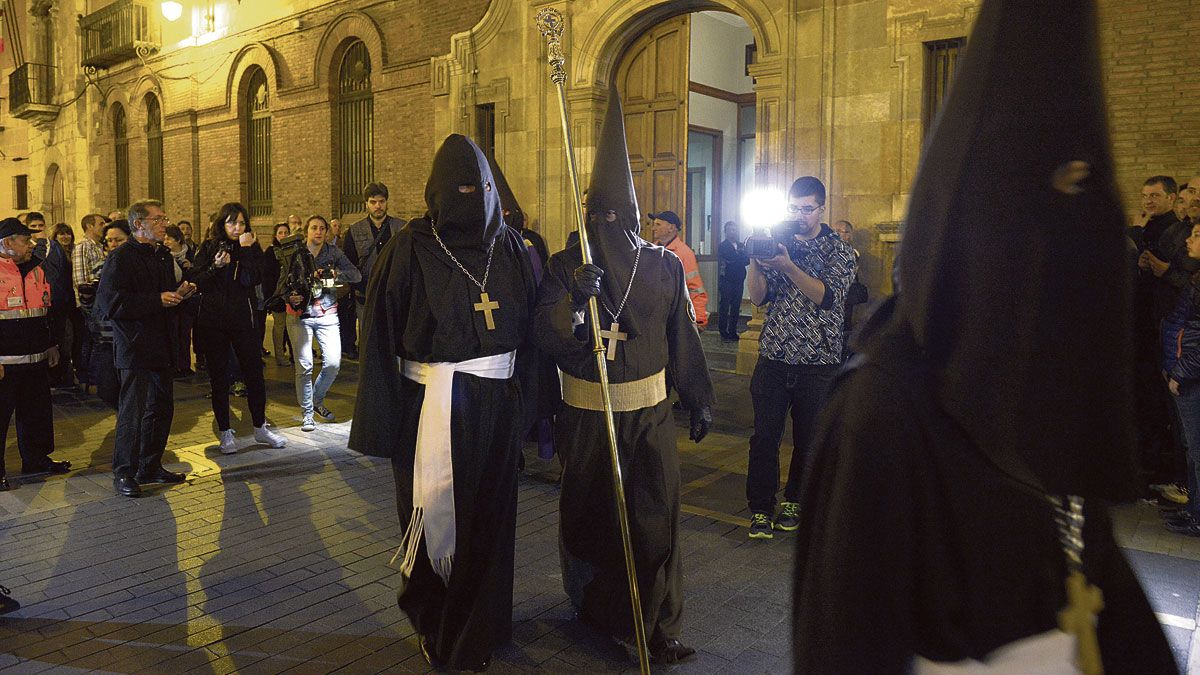 El abad del Perdón acompaña al recluso hacia la catedral. | MAURICIO PEÑA
