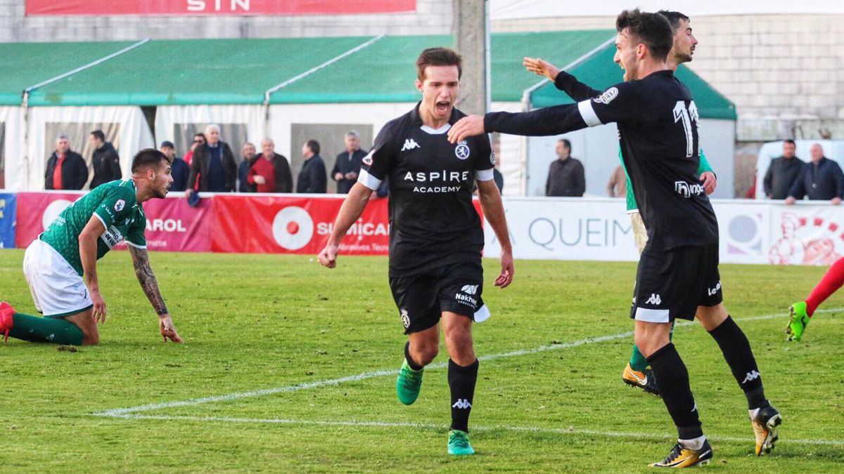 Capilla celebra el gol que dio el triunfo a la Cultural en el choque de la primera vuelta en Coruxo. | CYDLEONESA