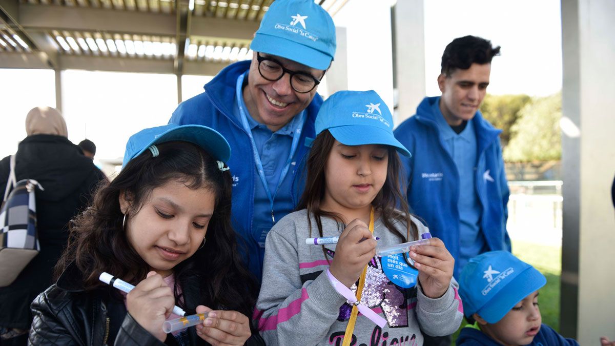 Voluntarios de la Fundación La Caixa acompañaron a menores en riesgo de exclusión social. | L.C.