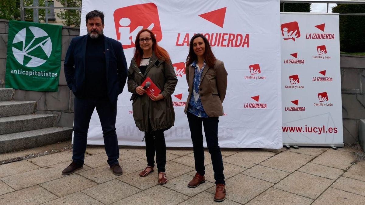 Un instante del acto realizado este sábado por IU en la Plaza de San Marcos. | L.N.C.