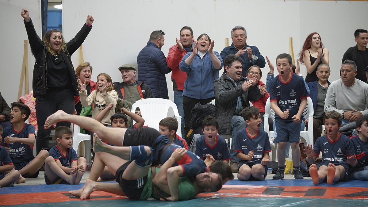 El público vibró con la victoria del equipo Montaña del Porma. | MAURICIO PEÑA
