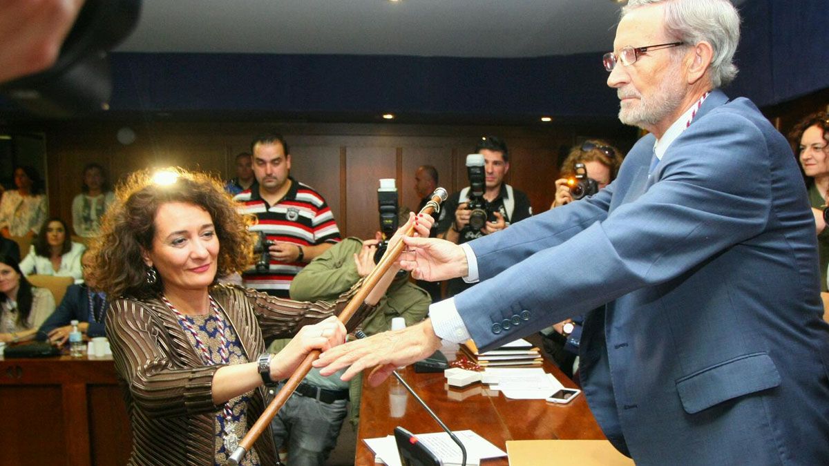 La primera alcaldesa de Ponferrada, Gloria Merayo, recoge el bastón de mando de manos de Tarsicio Carballo. | César Sánchez (Ical)