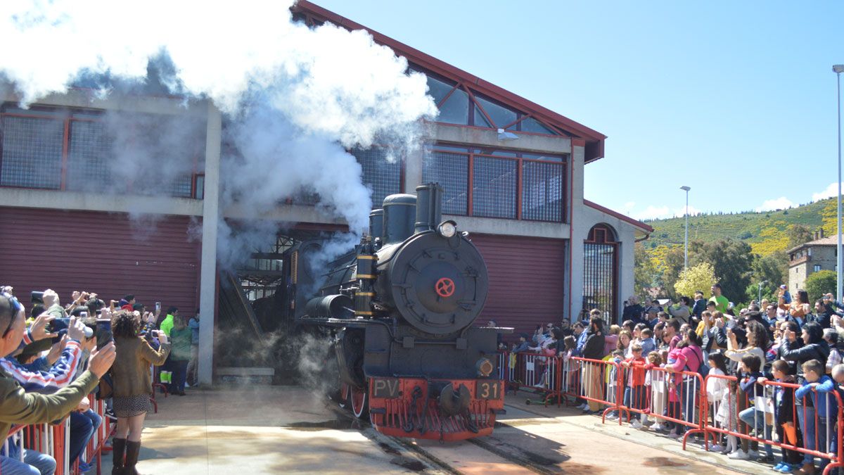Encendido simbólico de la locomotora 31 ayer en Ponferrada. | A.C.