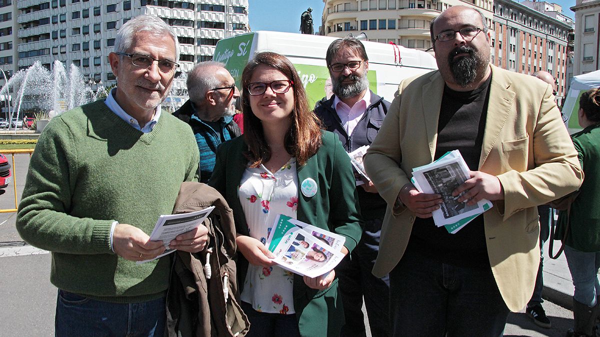 Los candidatos de Actúa al Parlamento Europeo, Gaspar Llamazares(I) y María Garzón(C), junto al candidato a la Alcaldía de León, Santiago Ordoñez(D). | ICAL