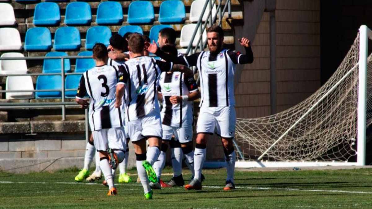Los jugadores del Badajoz celebran un gol.