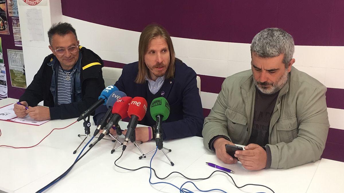 El candidato de Podemos, Pablo Fernández, entre Xosepe Vega y Enrique Reguero. | L.N.C.