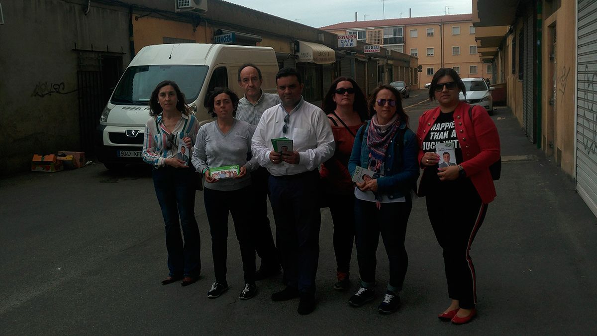 Los responsables de Vox en San Andrés, con Fernando Prieto Olite en el centro. | L.N.C.