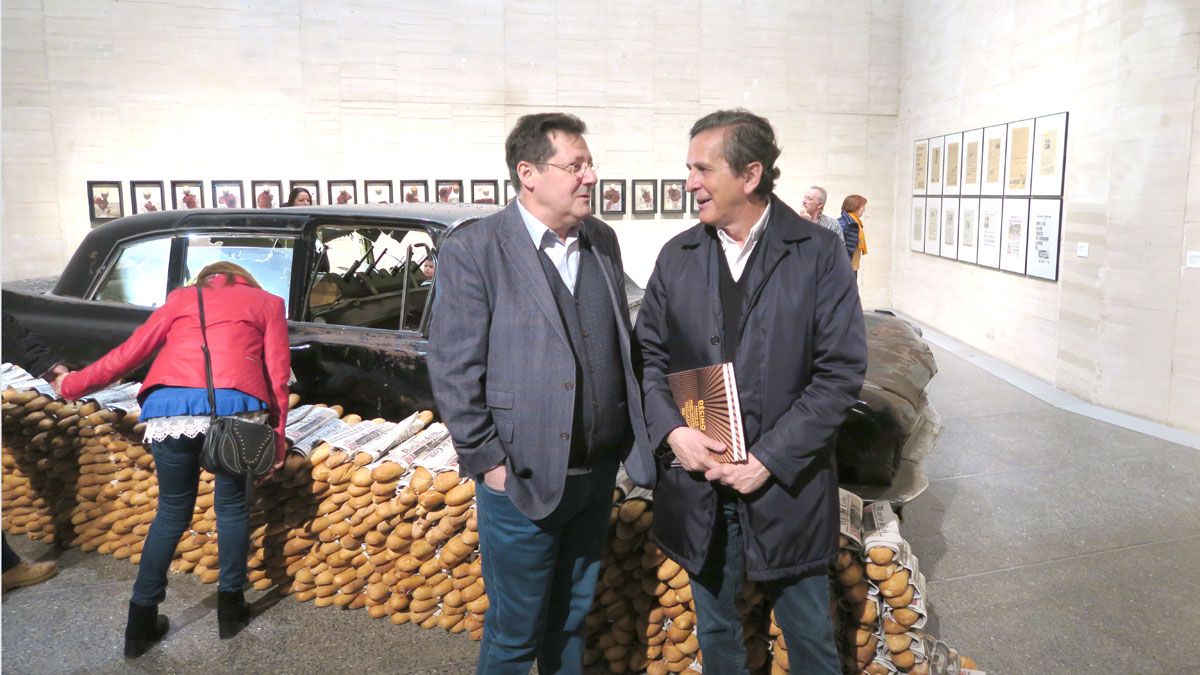 José María Fernández Chimeno y Emilio Tuñón en la exposición de Wolf Vostell en el Musac.