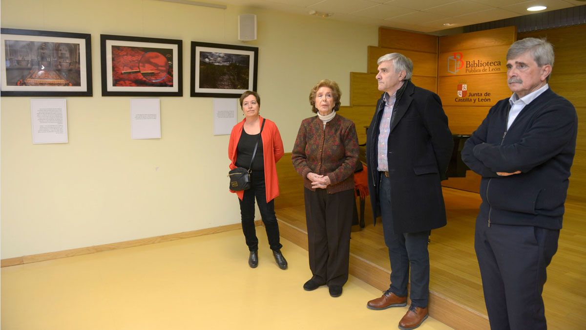 Úrsula Rodríguez y autoridades en la exposición de Robés  ‘El oficio de mirar’. | MAURICIO PEÑA