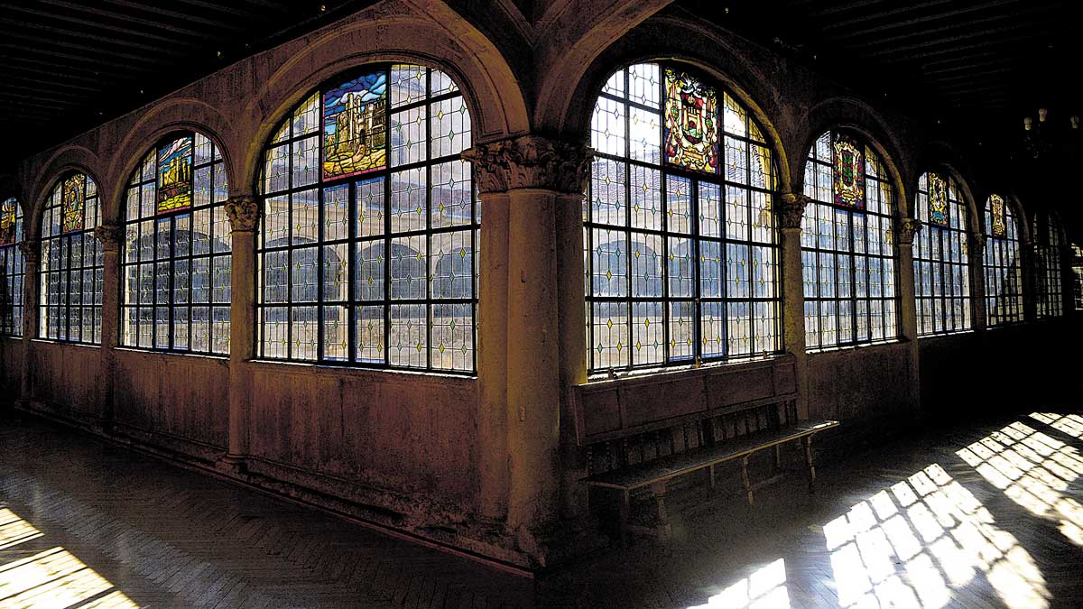 Imagen de la galería sobre el claustro del Palacio de los Guzmanes, sede de la Diputación de León. | MAURICIO PEÑA