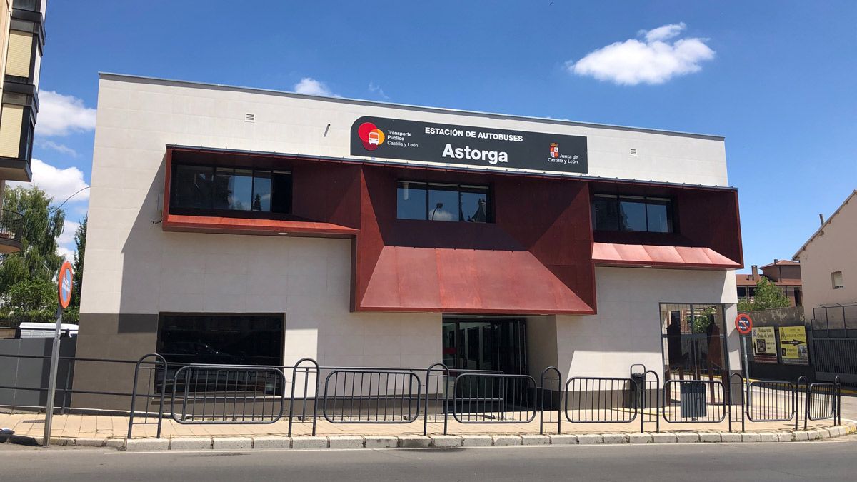 Fachada principal de la renovada estación de autobuses de Astorga | P.F.