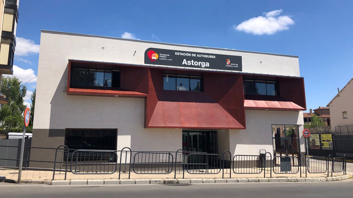 Fachada principal de la renovada estación de autobuses de Astorga | P.F. Fachada principal de la renovada estación de autobuses de Astorga | P.F.