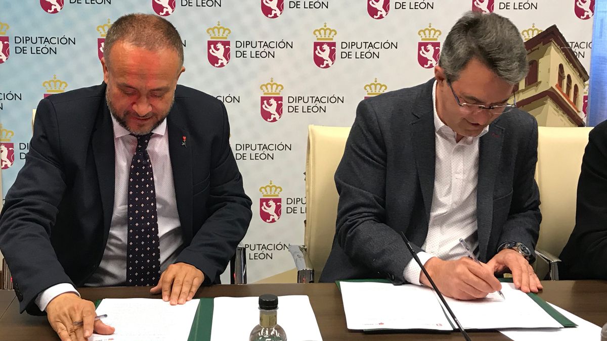 Firma del convenio en León entre Majo y Courel.