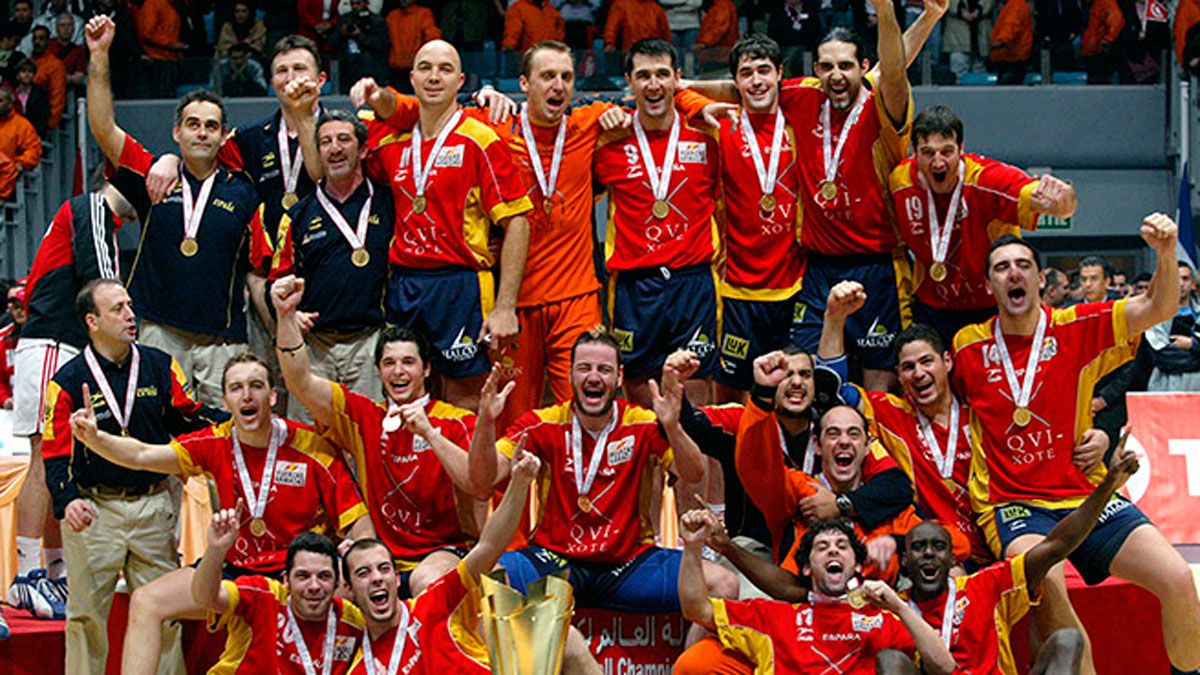 Juanín, abajo a la derecha, y Pastor, arriba a la izquierda, tras ganar España su primer Mundial. | ABC