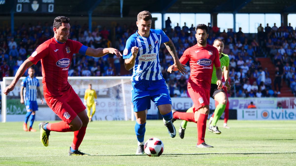 Kaxe, durante el partido ante el Fuenlabrada en El Toralín. | FRANCISCO L. POZO