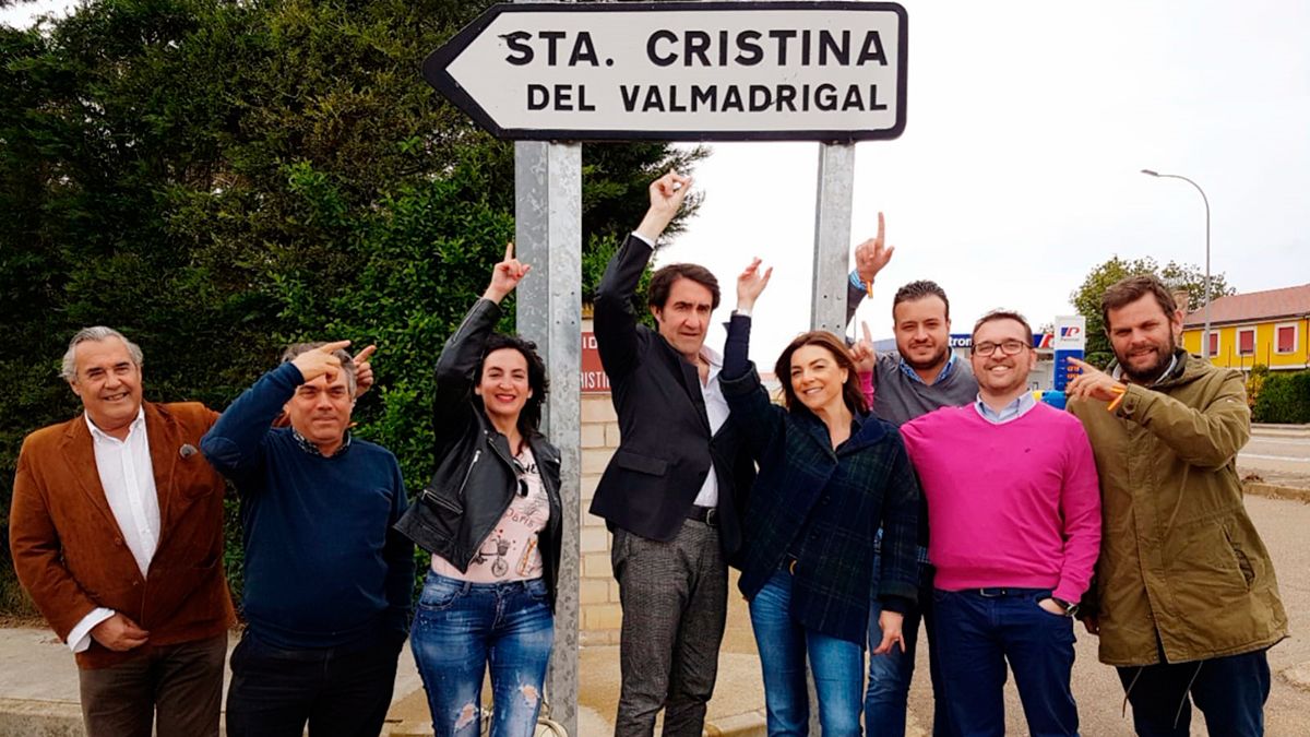 La candidata (en el centro), arropada por miembros de la lista del PP a las Cortes. | L.N.C. La candidata (en el centro), arropada por miembros de la lista del PP a las Cortes. | L.N.C.