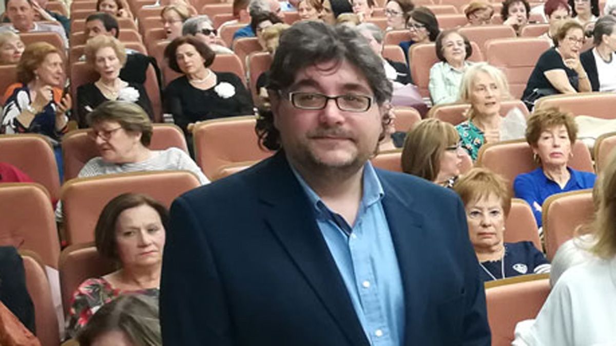 El equipo de la Universidad y alumnos en la ceremonia de graduación. | D.M.