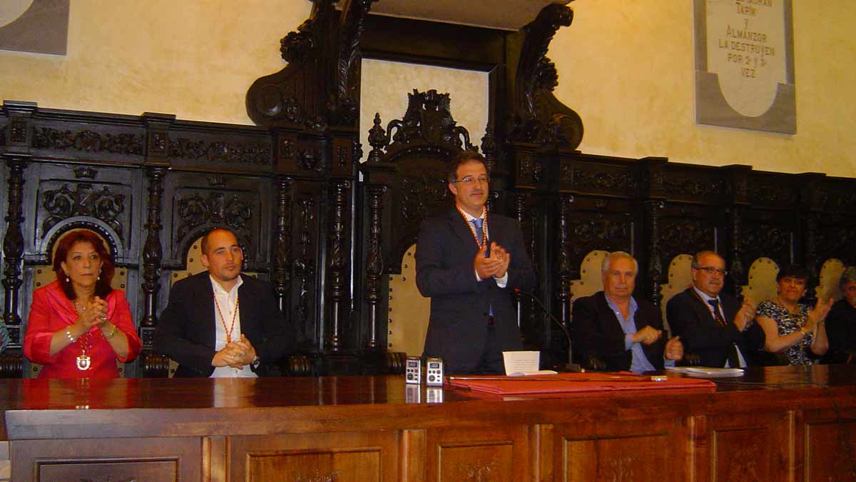 Arsenio García, en el centro, es el nuevo alcalde de Astorga, aunque su partido (PP) gobernará en minoría. | Cristina Fernández