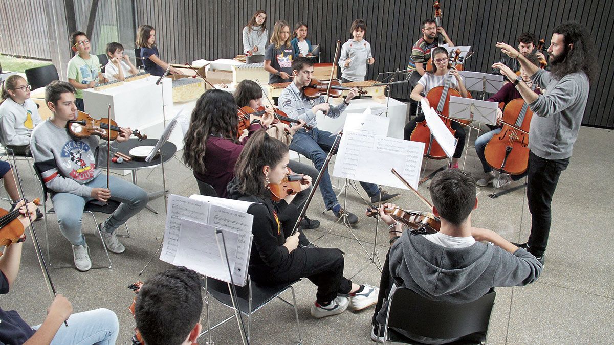 El profesor, musicólogo y percusionista Luis Martínez Campo al frente de la Orquesta JJMM-ULE y del grupo de alumnos del CRA Ribera del Porma.