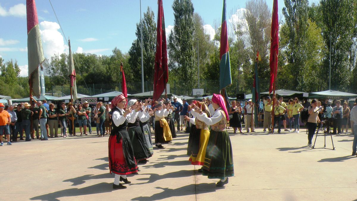 En la cita, no faltan los pendones ni el folklore popular. | E. NIÑO