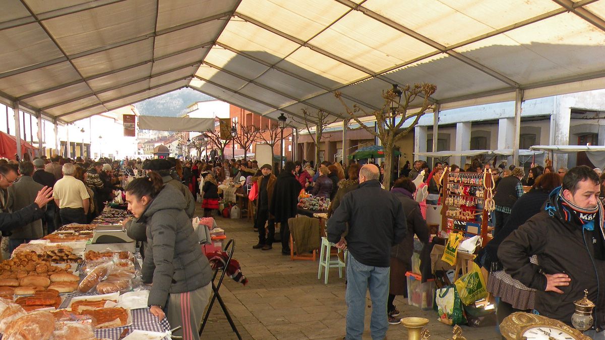 En la imagen, detalle del Mercado Tradicional Ángel González Juárez que se celebra en La Pola de Gordón. | E: NIÑO