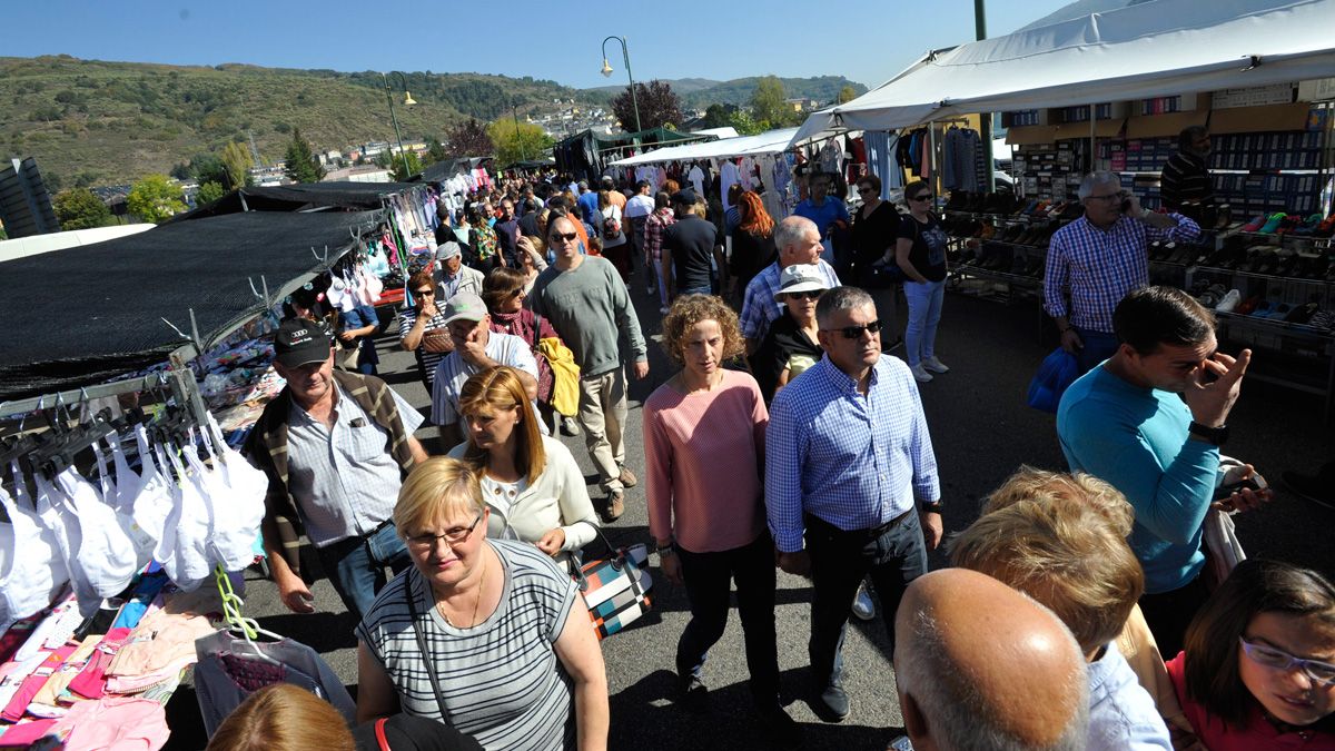 La Feriona, el 12 de octubre, convierte las calles de Villablino en un bazar con todo tipo de productos. | DANIEL MARTÍN