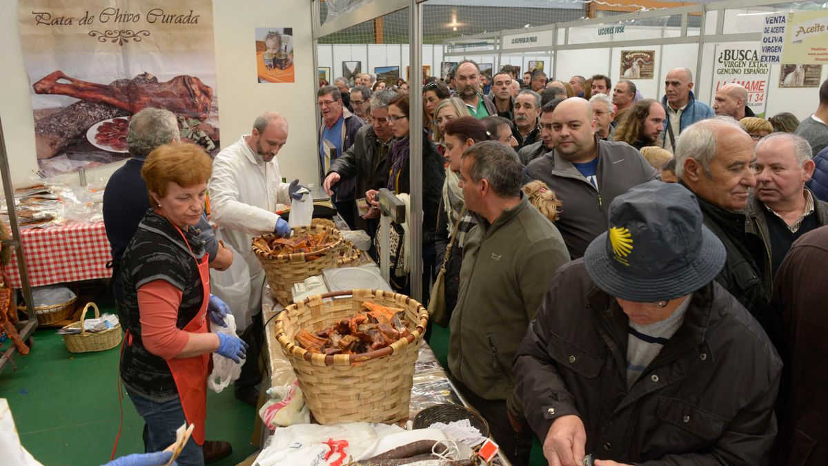 La Feria de la Cecina de Chivo de Vegacervera es uno de los acontecimientos más multitudinarios de la montaña central leonesa. | MAURICIO PEÑA