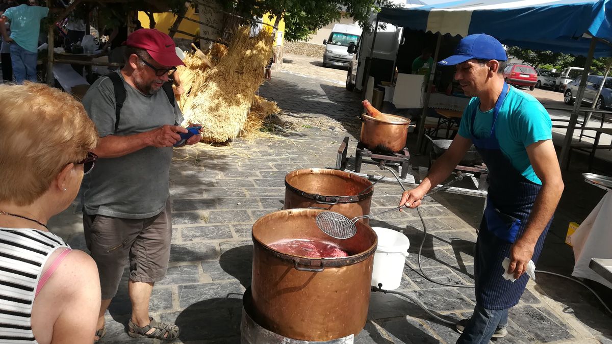 Los pulperos no fallan en la feria del Espino, una de las señas de identidad. | D.M.