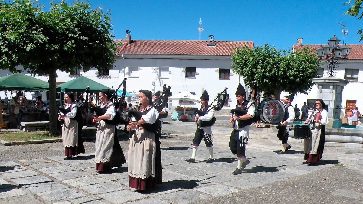 La banda de gaiteros es la encargada de poner el toque más asturiano a la jornada. | ESTEFANÍA NIÑO