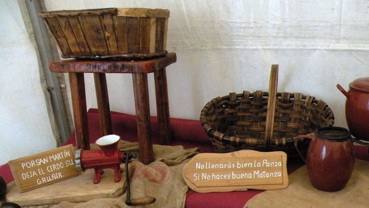 En la imagen, un detalle de la exposición sobre matanza en la pasada Feria de Santa Catalina de Cistierna. | E. NIÑO