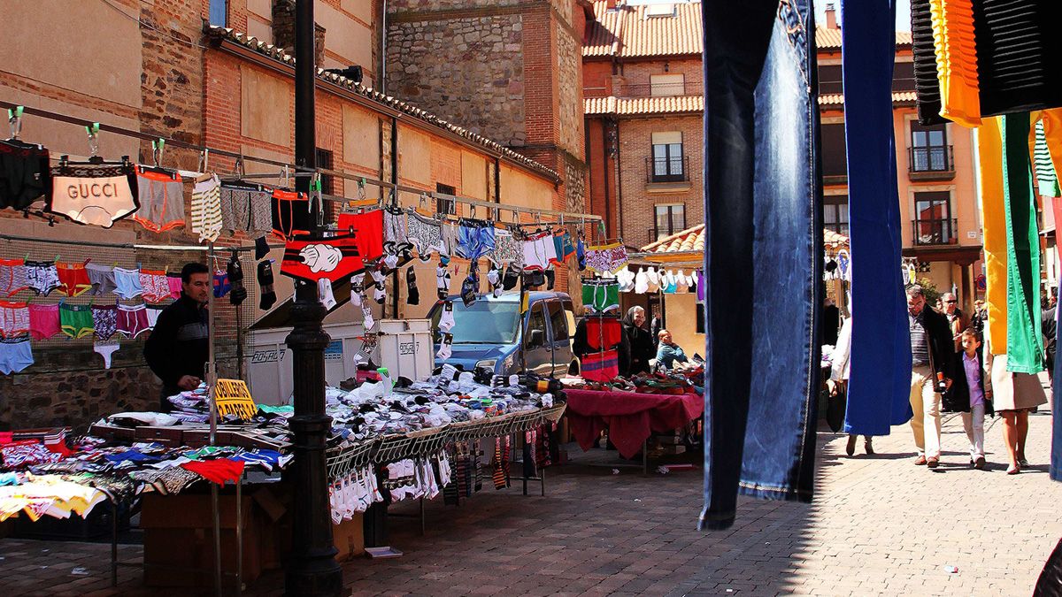 La plaza Mayor de Santa María acoge el mercadillo cada domingo. | T.G.