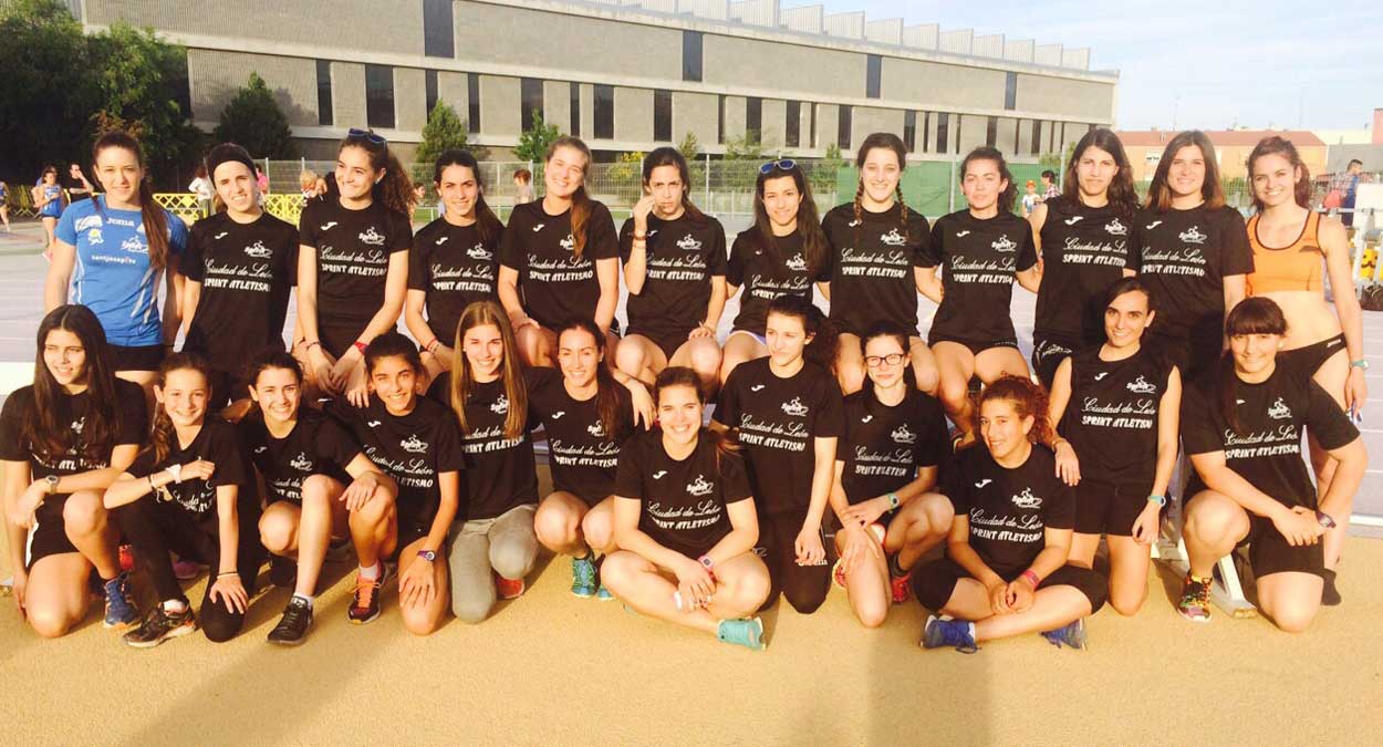 Foto de familia de las integrantes del Sprint León que han logrado la permanencia. | L.N.C.