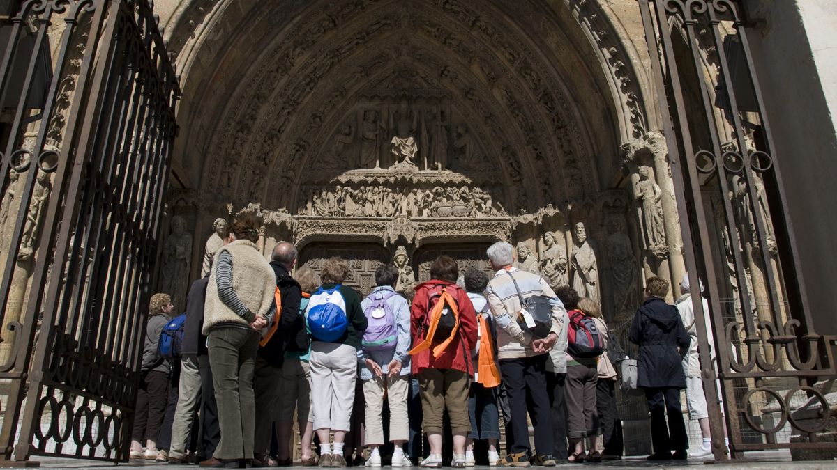 Un grupo de turistas contempla la Catedral de León en una imagen de archivo. | MAURICIO PEÑA